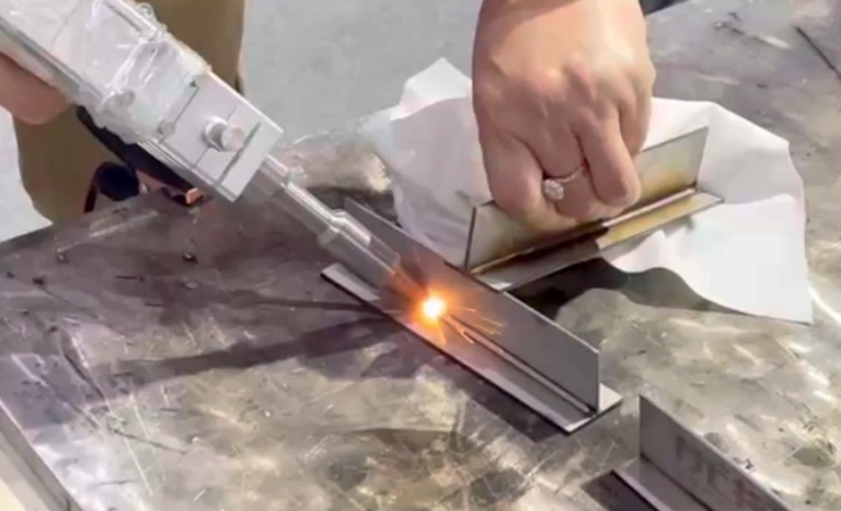 脈沖激光焊接機vs連續光纖焊接機價格區別分析